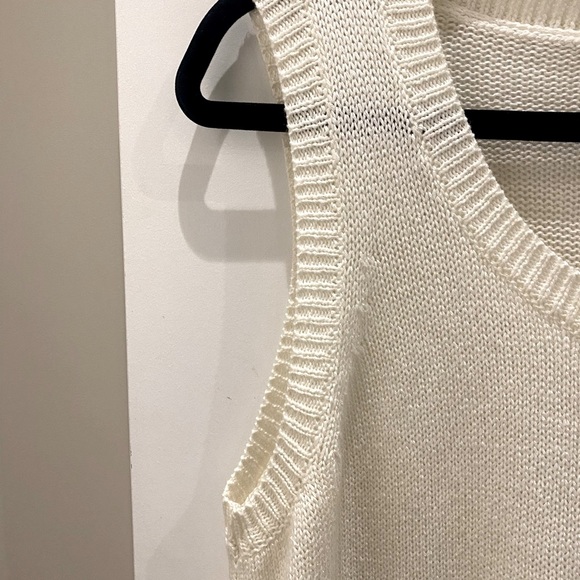 Sleeveless sweater top - Picture 2 of 5